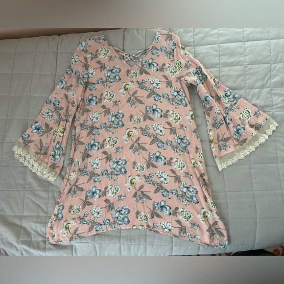 Hassles N Lace Floral tunic with lace trim flare sleeves. Neckline cross straps. - Picture 4 of 8